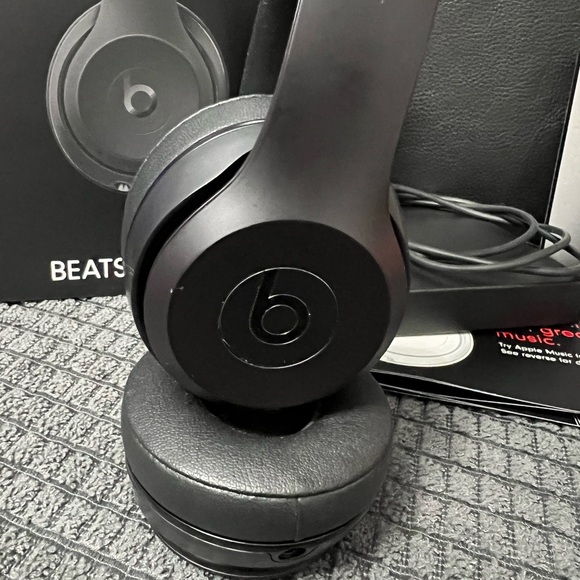 BEATS Solo3 LIKE NEW - Picture 7 of 12